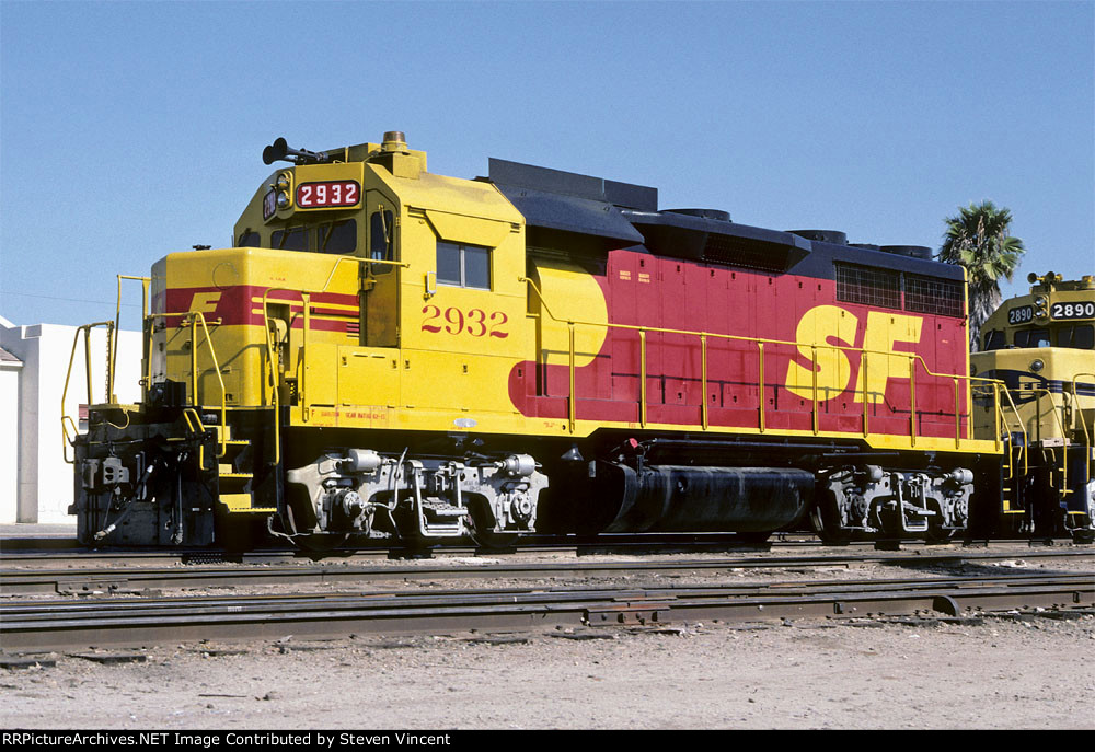 Santa Fe GP35u ATSF #2932 in Kodachrome.